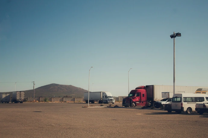 Camiones de carga estacionados, crisis de gestion vehicular 2026